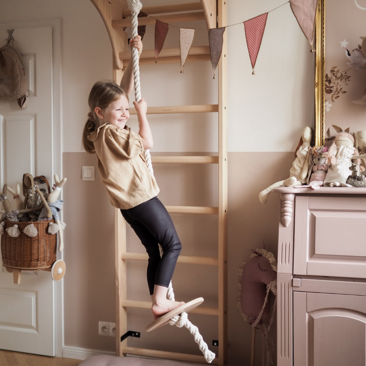 enfant grimpant à l'espalier